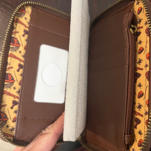 NWT Indiana jones loungefly wallet - Picture 4 of 4